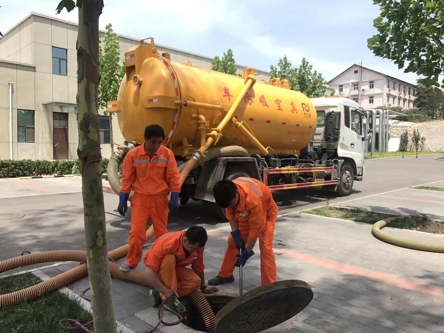 中和镇管道疏通车停在窨井附近