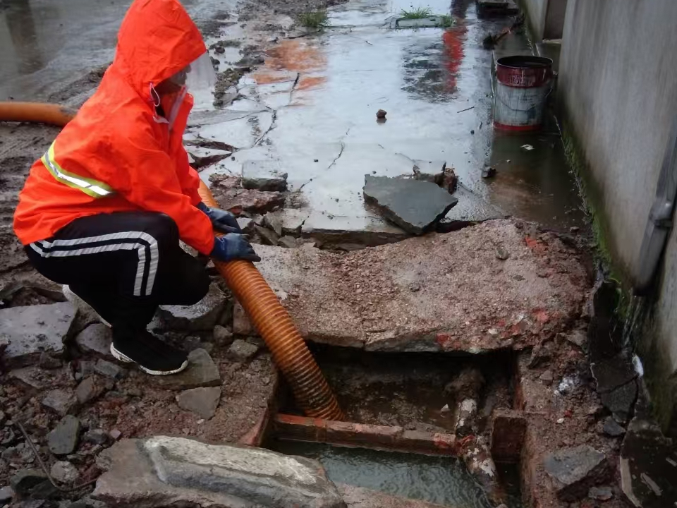 中和镇专业清理污水池 炜誉市政以规范流程守护城市 “肠道”