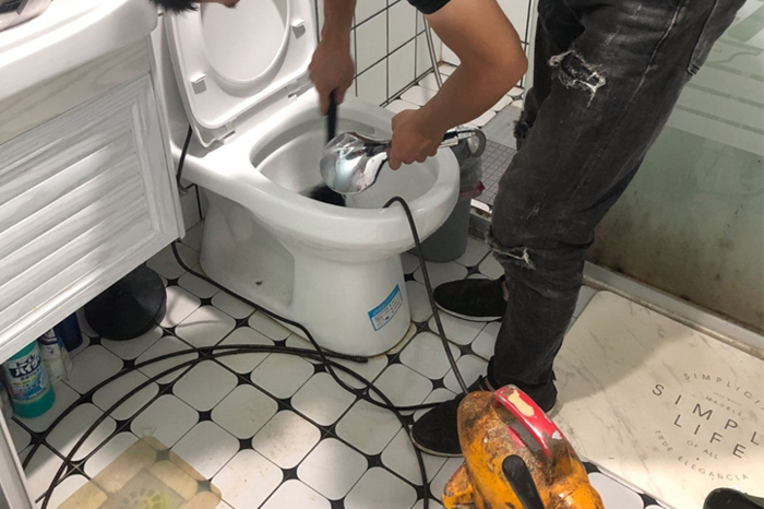 中和镇马桶堵塞自己疏通还是找师傅？专业上门服务让你省时更省心